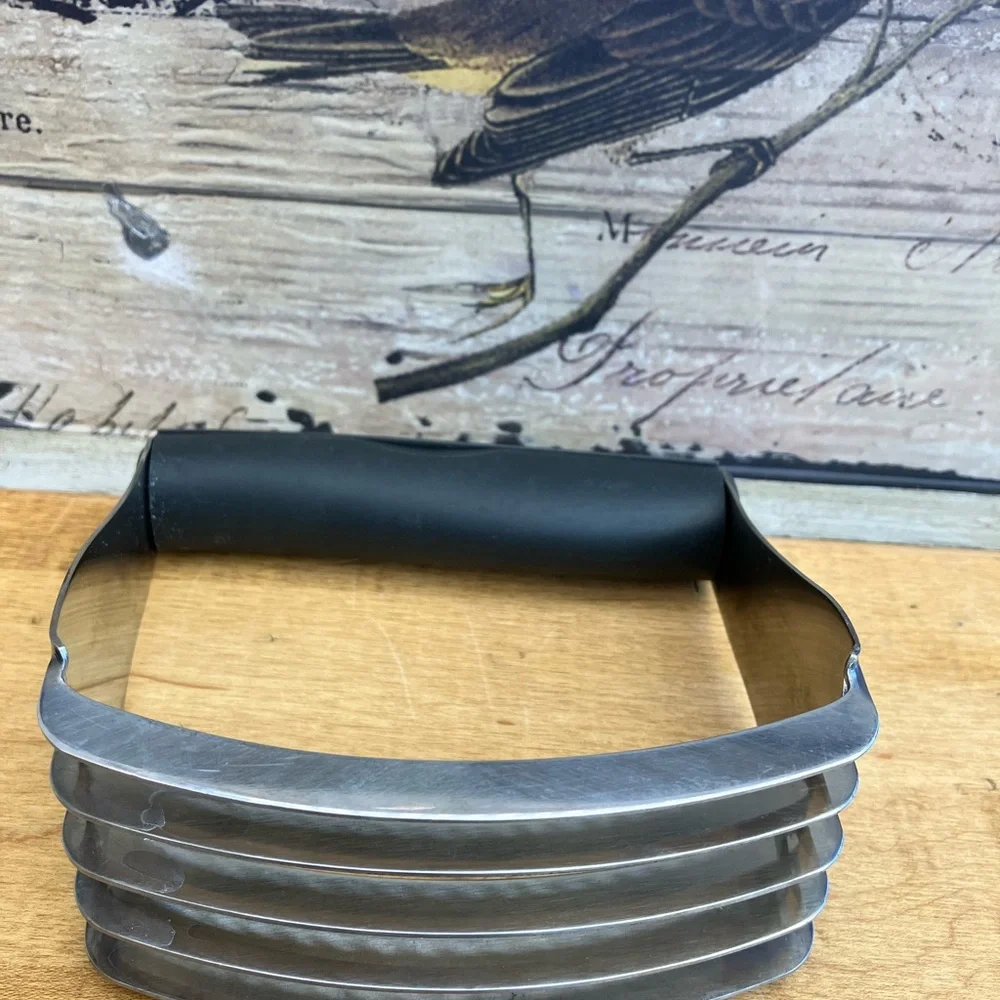 WIlliams Sonoma Soft Touch Pastry Blender Black Handle